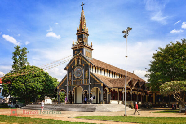 Nhà Thờ Gỗ Kon Tum - (Kon Tum) - VN